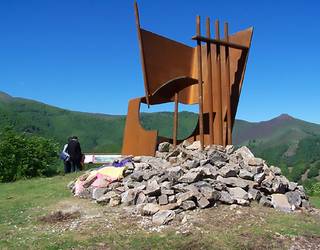 Irurita-Artesiaga errepidea eta ‘Bidegabeko bidea’ eskultura ere memoria toki izendatzeko bertze pausu bat eman dute
