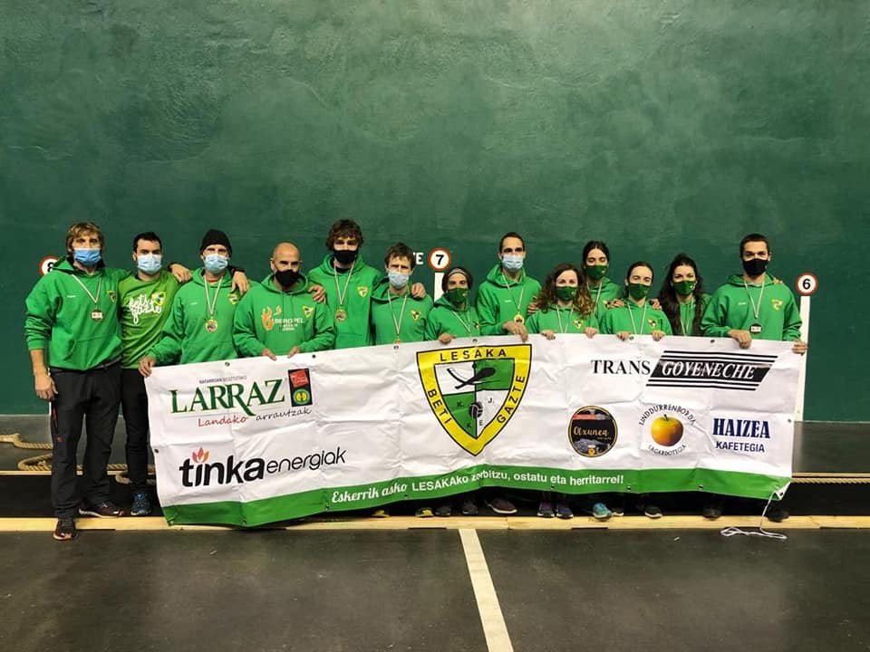 Pisu arinetako Euskal Herriko launakako sokatira txapelak lortu dituzte Beti Gazteko neskek eta mutilek