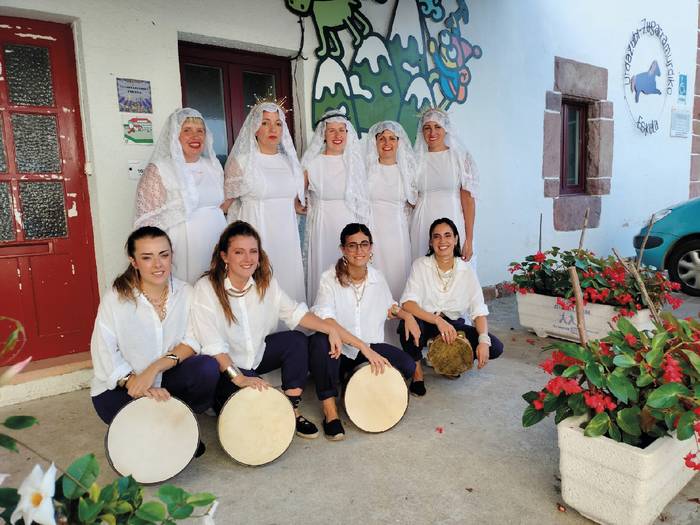 Neomak taldearekin ETBrako saioa grabatu dute Zugarramurdiko lezean