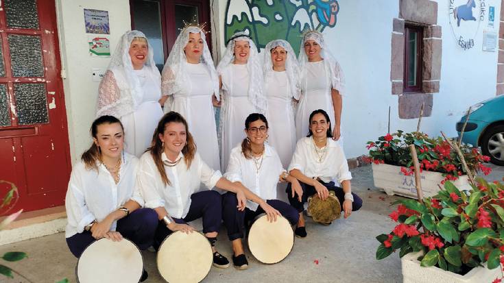 Neomak taldearekin ETBrako saioa grabatu dute Zugarramurdiko lezean