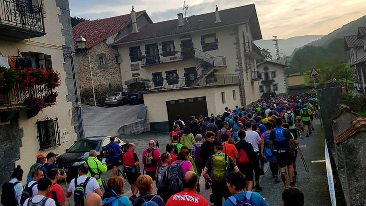 350 mendizale bildu dira Aresoko XII.Mendi Martxan