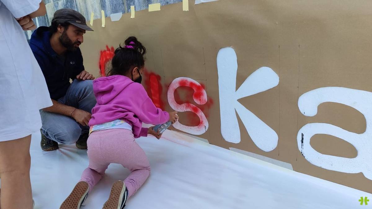 [ARGAZKIAK] Eusfera ekimenean parte hartu eta murala margotu dute Areson