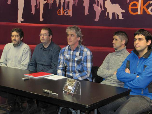 Mahai inguruko kantuak II diskatik 2.000 euro bideratu dituzte gizarte zerbitzuetara