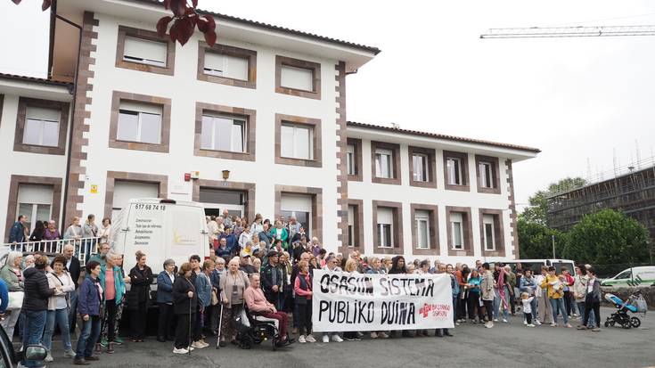 Osasun sistema publiko duinaren aldeko elkarretaratzea egin dute Elizondon