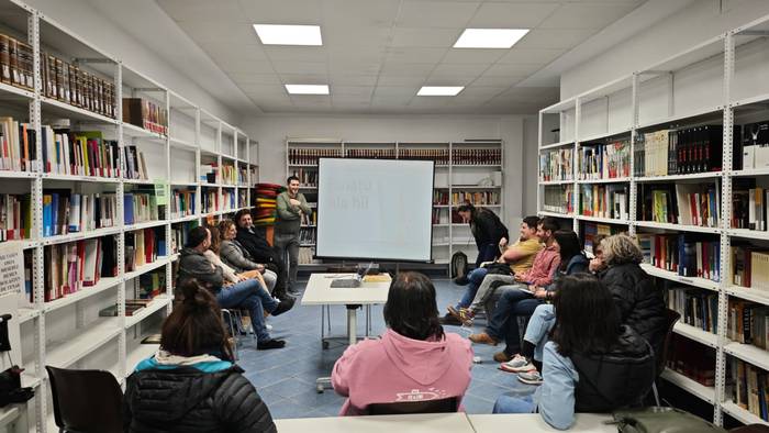 Gari Goikoetxeak 'Esnatu ala hil' liburua aurkeztu du Donezteben