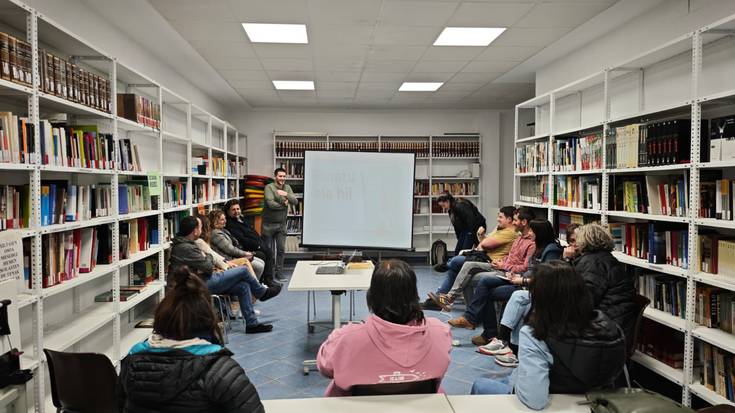 Gari Goikoetxeak 'Esnatu ala hil' liburua aurkeztu du Donezteben