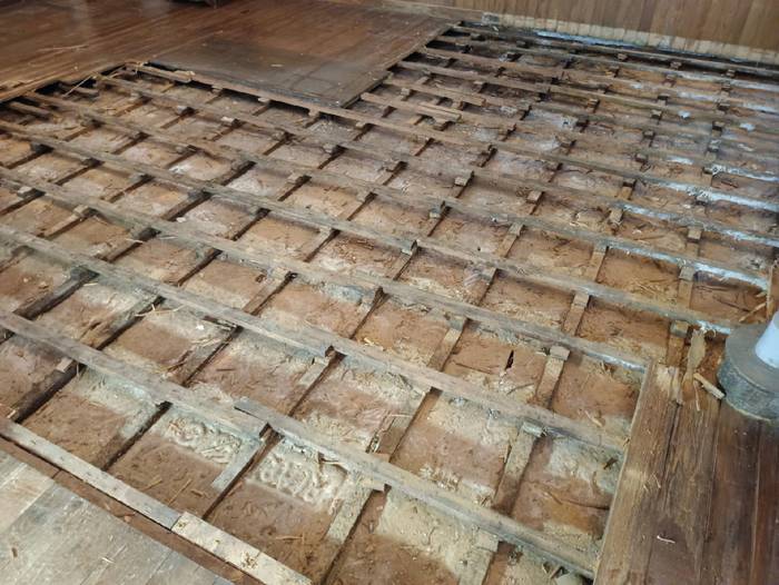 Zugarramurdiko elizaren barnean konponketak egiten hasiak dira