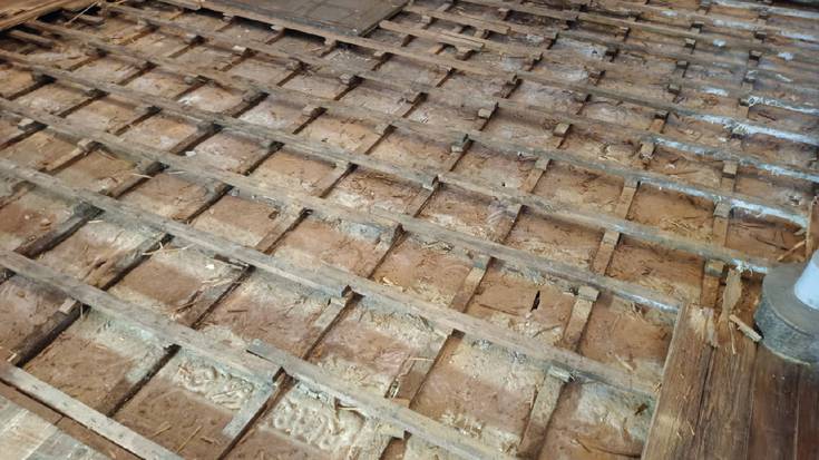 Zugarramurdiko elizaren barnean konponketak egiten hasiak dira