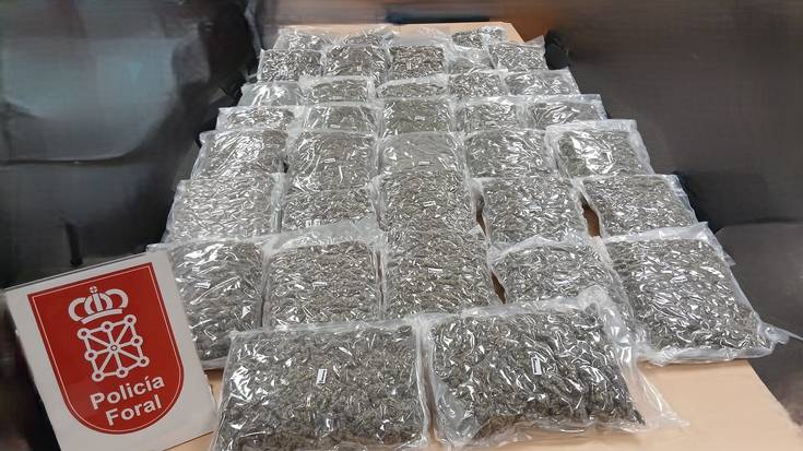 Gizon bat atxilotu dute NA-121-A errepidean, Doneztebe parean egindako kontrol batean, 14 kg marihuanarekin