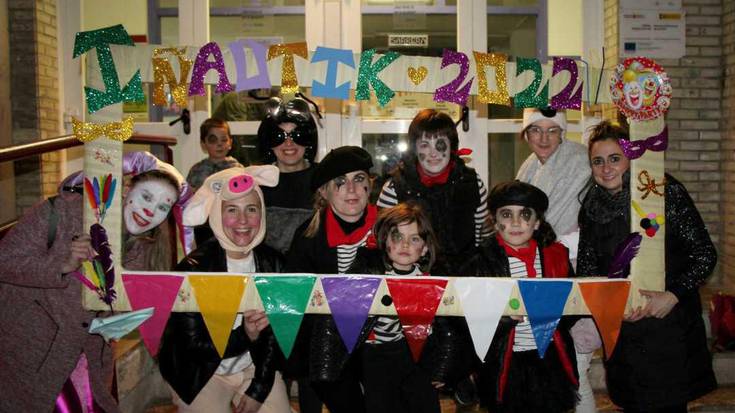 Doneztebeko inauteriek ere irudi koloretsuak utzi dituzte