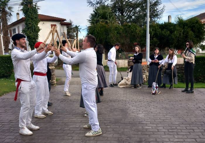 Ihauterien aitzinetik azken itzulia egin dute Senpereko zakuzaharrek