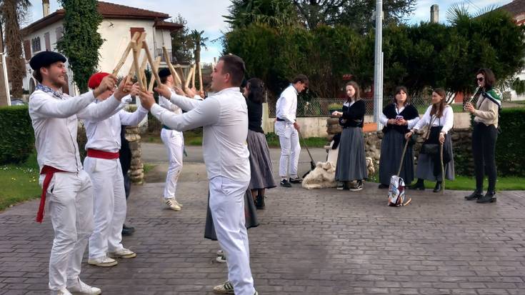 Ihauterien aitzinetik azken itzulia egin dute Senpereko zakuzaharrek