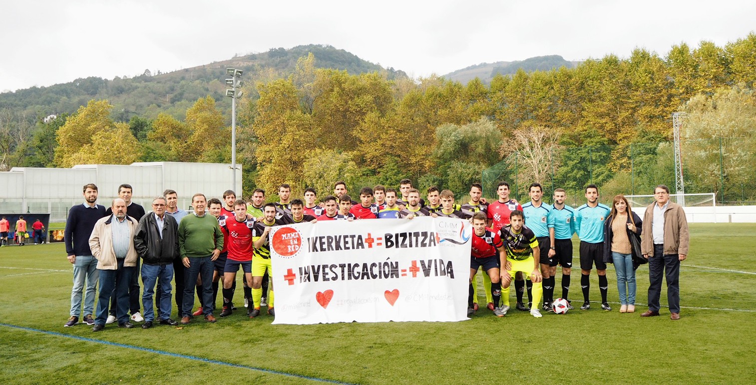 Baztan futbol taldeko diru-sarrerak minbiziaren kontrako borroka laguntzeko bideratu dituzte