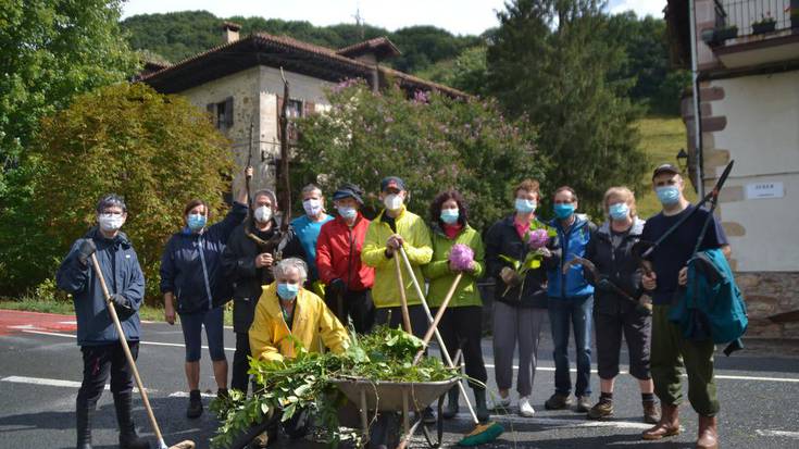 Dozena bat lagun bildu dira Beran Xantel erreka garbitzeko