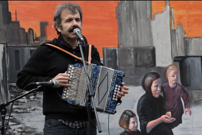Joseba Tapia hirukoan taldeak kontzertua eskainiko du ekainaren 22an Larungo Kaiolan