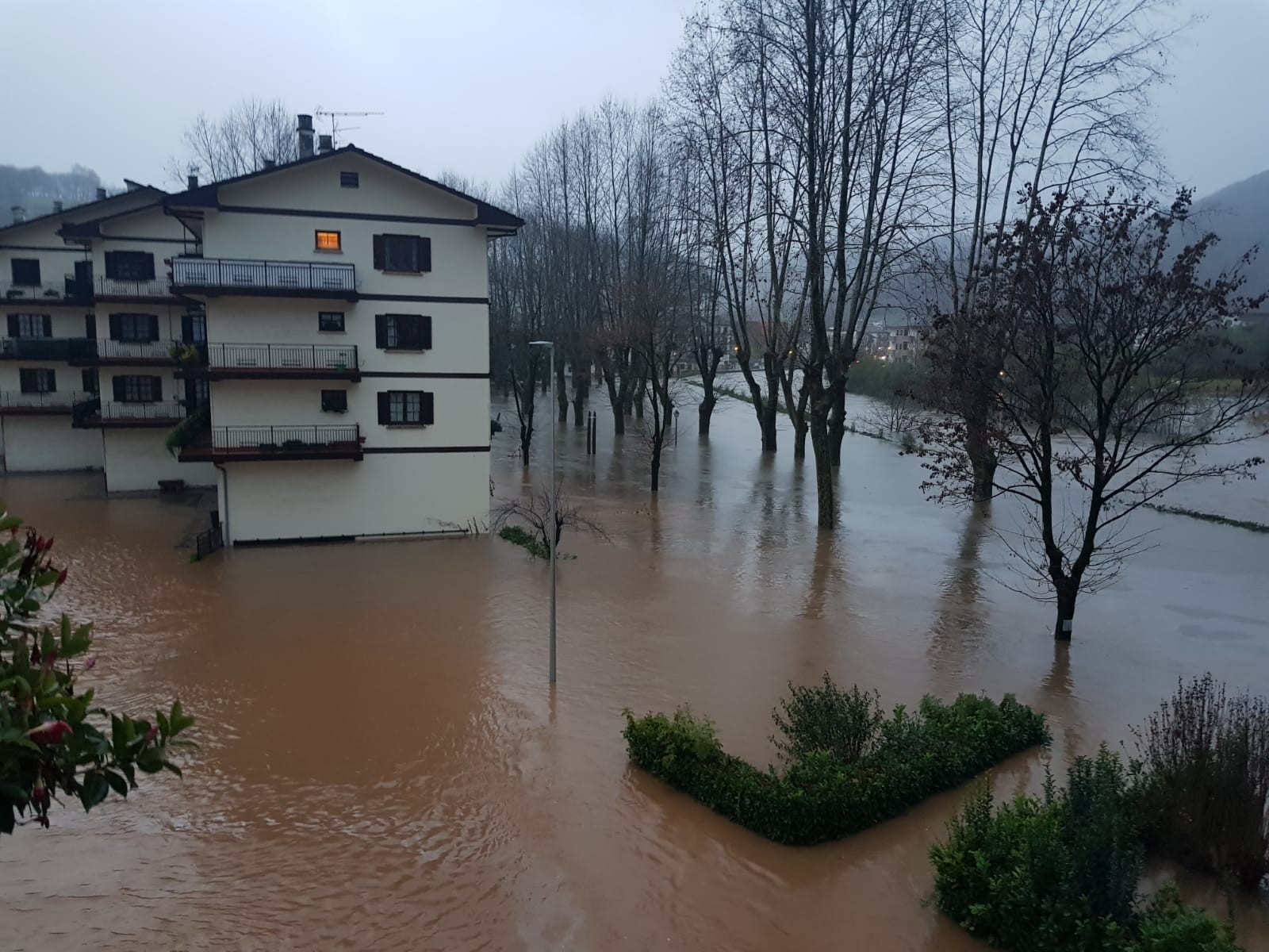 Hainbat ezbehar izan dira bart gauean eta goizaldean euriteen ondorioz