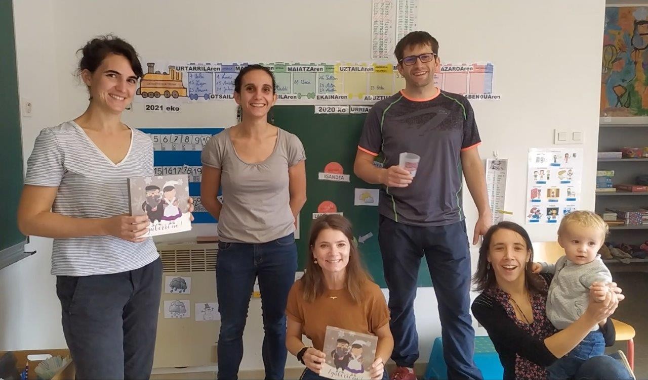Olhain Ikastolak Eguberrietako txokolatezko egutegiak salgai jarri ditu