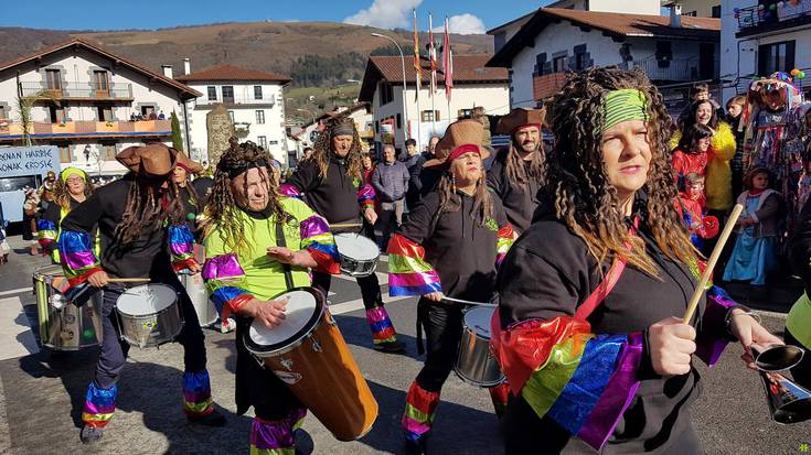 Kolorea, dantzak eta umorea nagusi igandean Leitzan