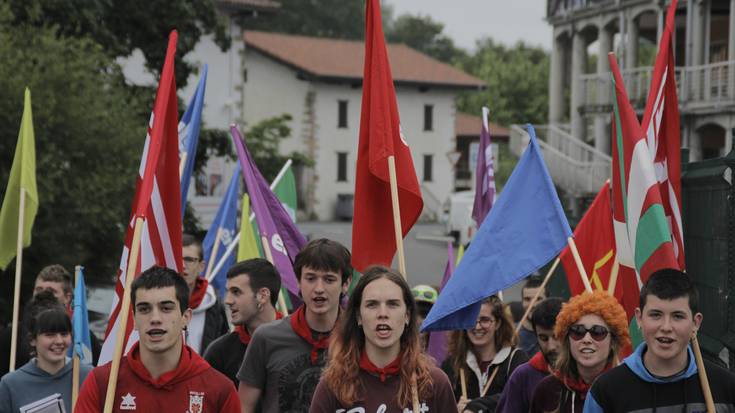 Gazteek pairatzen dituzten lan baldintza kaxkarrak salatu dituzte Dantxarinean