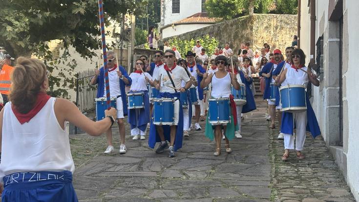 Helduen danborrada izan zuten astelehenean Berako bestetan