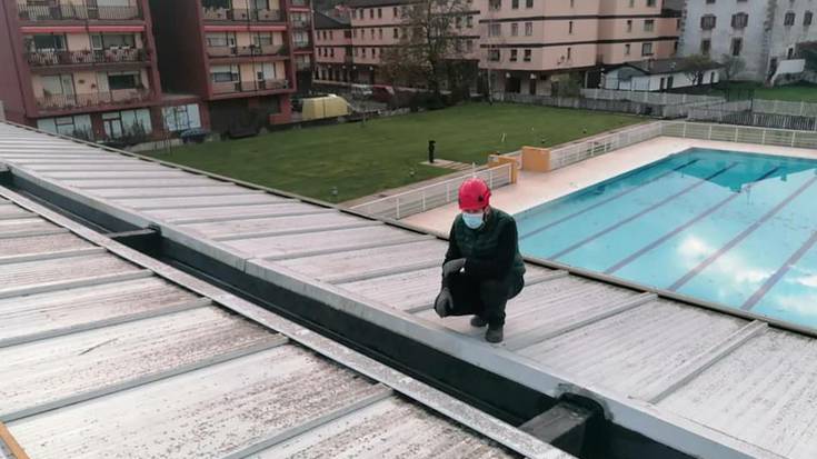 Lesakako Udal Kiroldegiko teilatua konpontzeko lanetan hasi dira