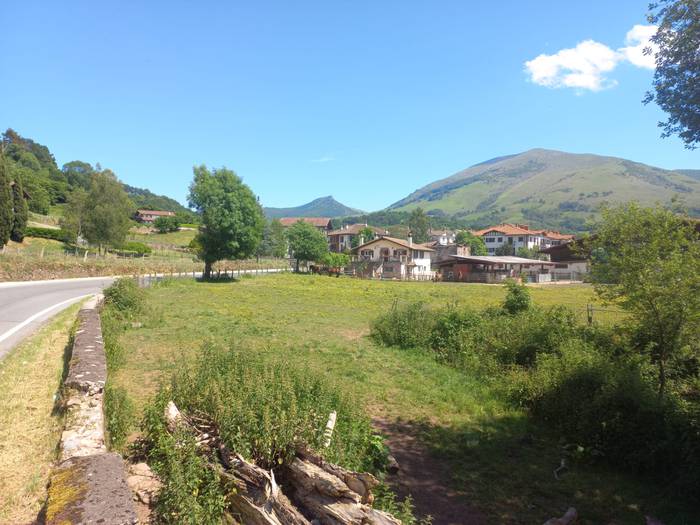 Erratzuko sarreran aparkalekua egiteko aurrekontua onartu du Baztango Udalak