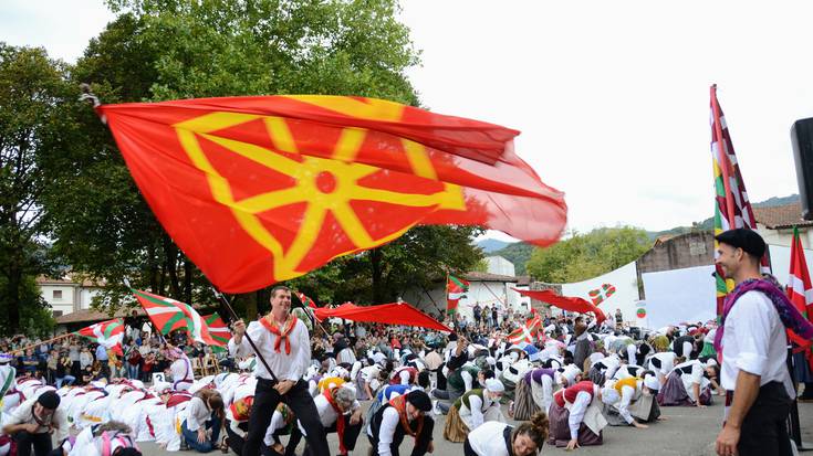 Baztanen larunbatean egin zen Euskal Herriko Dantzarien Egunak irudi ederrak utzi ditu