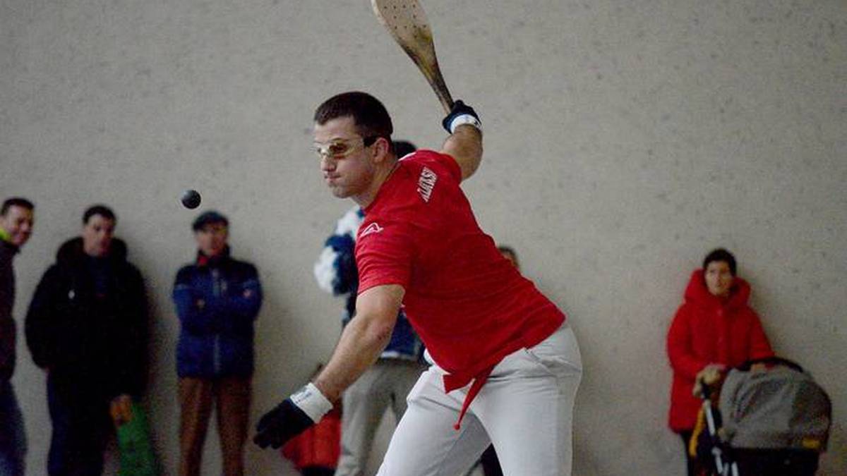 Bortz Kirol Txapelketako txapelduna den David Albiasurekin egon gara