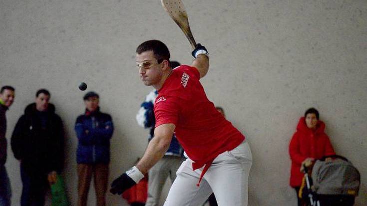 Bortz Kirol Txapelketako txapelduna den David Albiasurekin egon gara