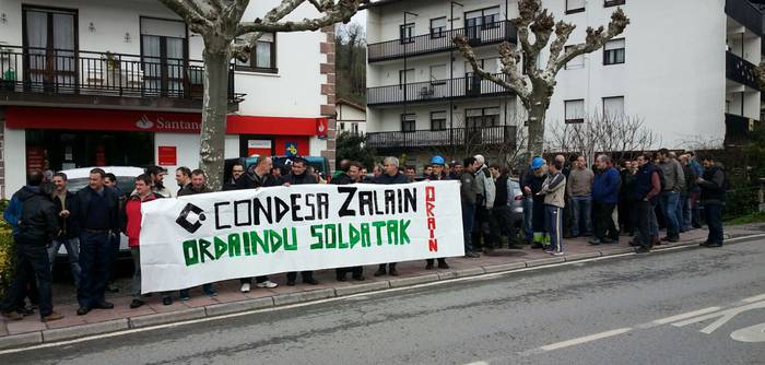Zalaingo langileek elkarretaratzea egin dute Berako Banco Santanderren bulegoaren parean