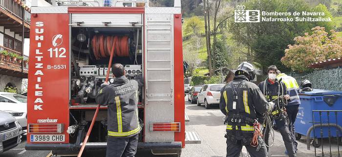 Su hartu duen tximini bat itzali dute suhiltzaileek Leitzan