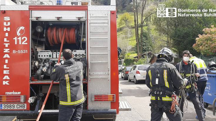 Su hartu duen tximini bat itzali dute suhiltzaileek Leitzan