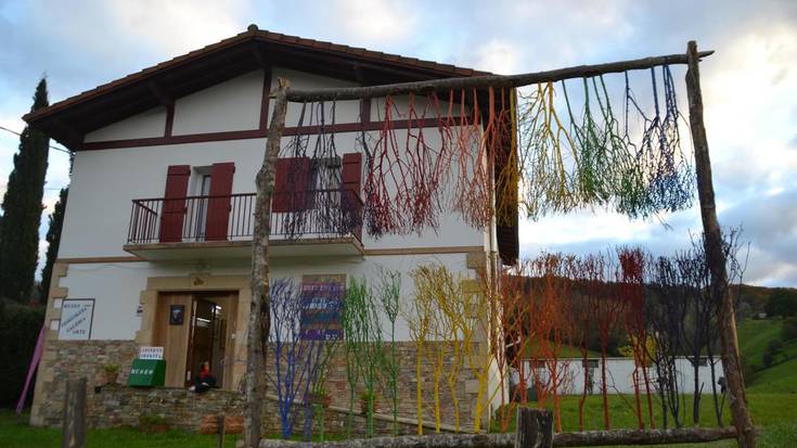 'Hogei, hogei, hogei' erakusketa ikusgai da Berako Armi arte aretoan