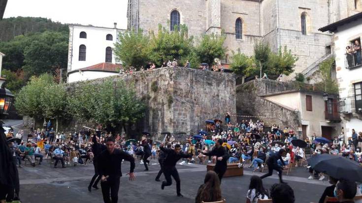 Tio Teronen Semeek ‘Festamentua’ ikusgarri umoretsua eman dute Berako Herriko Etxeko Plazan