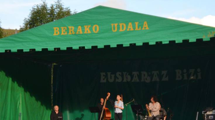 Caraband talderaren kontzertuaz gozatu dute Beran