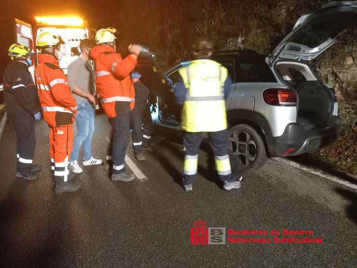 Bi zauritu Goizuetan auto bat bidetik atera eta istripua izan ondotik