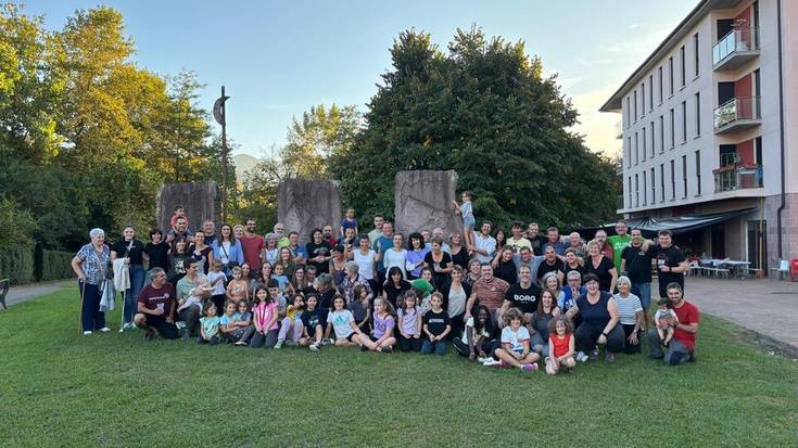 Eguraldi eguzkitsuaren laguntzaz, Baztanberri auzoko zikiro jatea egin dute lehenbizikoz