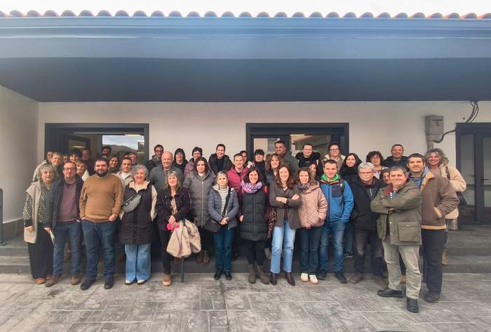 Oronoz-Mugairin eginen duten eguneko zentroari buruzko bilera egin dute Donezteben