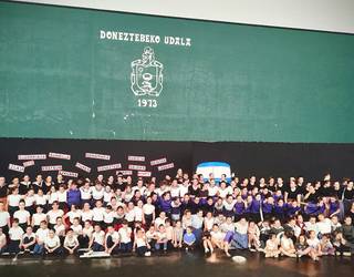 Dantza emanaldi ederra egin du Doneztebeko Erreka Ttiki Dantza Taldeak