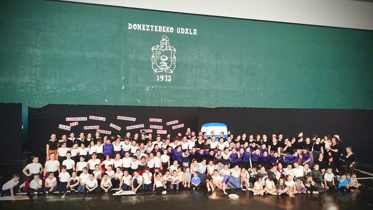 Dantza emanaldi ederra egin du Doneztebeko Erreka Ttiki Dantza Taldeak