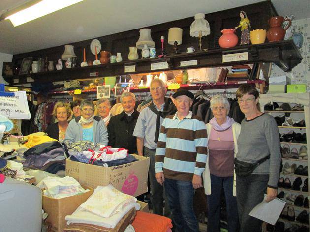 Apezpikua Appe Detresse elkarte humanitarioko kideekin 