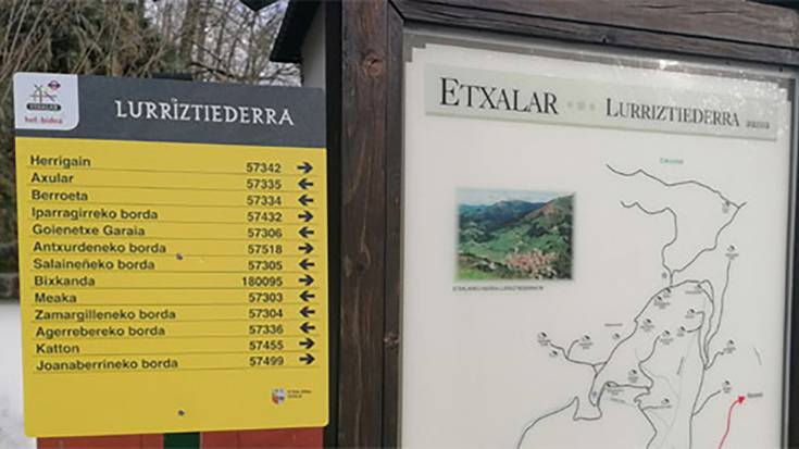 Auzoetako sarreretan panelak paratuz, Helpbidea proiektuaren bigarren faseko lanak egin ditu Etxalarko udalak