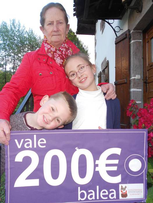 Esther Apeztegiak 200 euroko erosketa balea Donezteben 