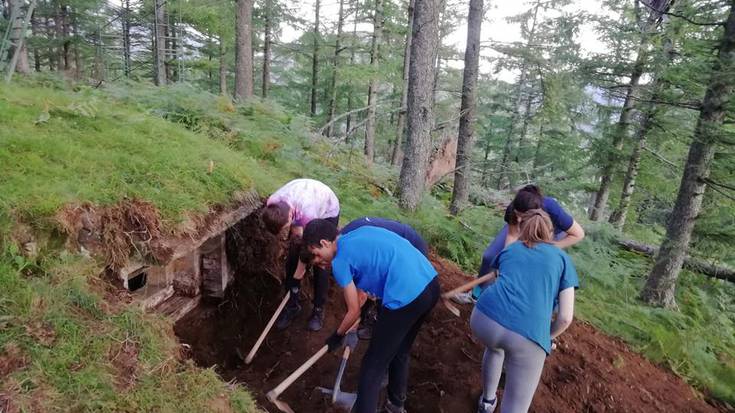 Gardelko inguruan kokaturiko bunker bat berreskuratzen ari dira Lesakan