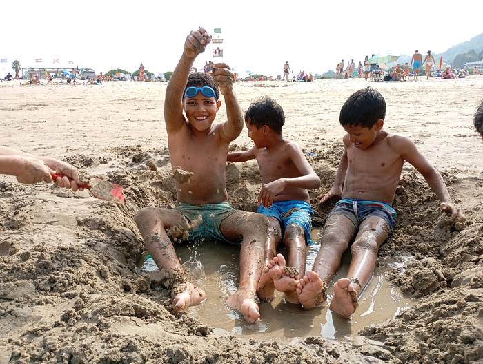 Hilabete eta erdiren ondotik etxerako bidea hartu dute haur sahararrek