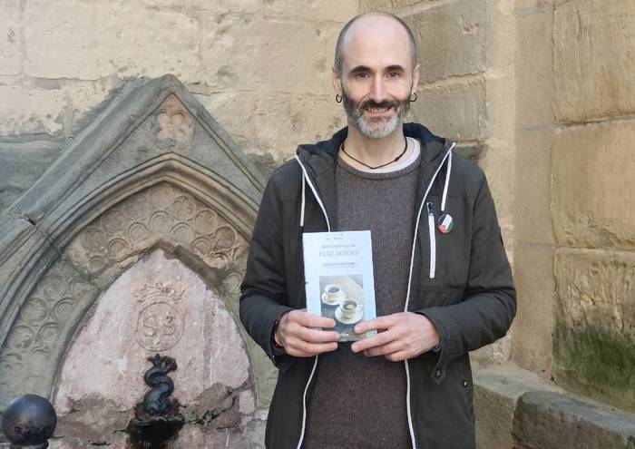 ‘Euri beroak’ poesia liburua aurkeztu du Iban Garro Alzuri lesakarrak