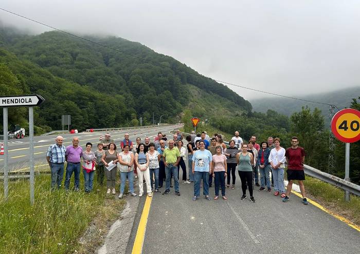 Mendiolako barrideak tuneletatik auzora sarbidea kentzearen kontra agertu dira