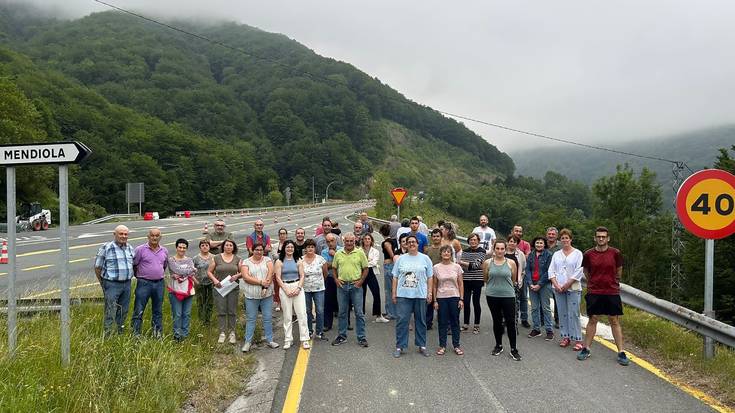 Mendiolako barrideak tuneletatik auzora sarbidea kentzearen kontra agertu dira