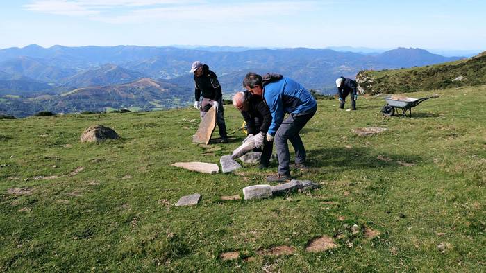 Larhun inguruan harri pilak kentzen aritu dira asteburuan boluntarioak