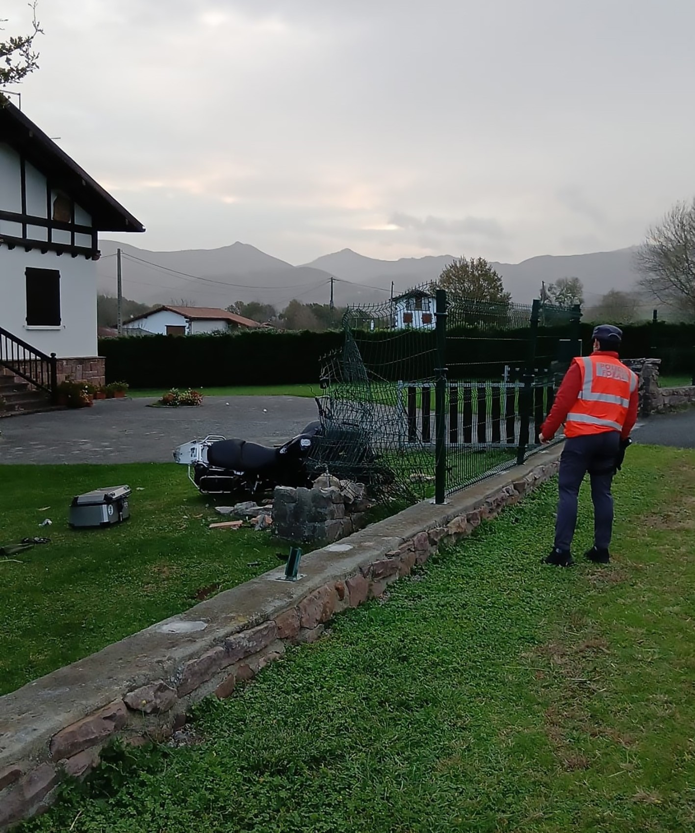 Zugarramurdiko motor gidari bat istripuan hil da gaur goizaldean Urdazubin